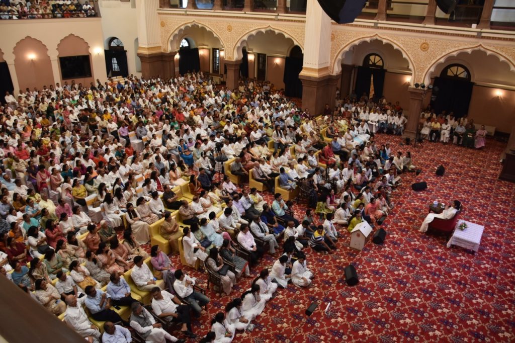 सिस्टर शिवानी द्वारा खुशियां आपके द्वार कार्यक्रम भोपाल के मिंटो हॉल में आयोजित